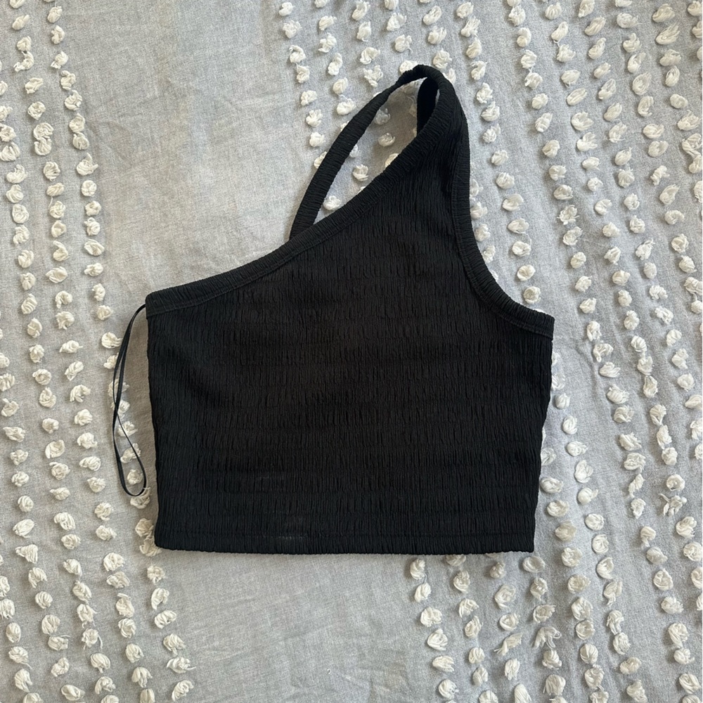 Black one-shoulder cropped tank